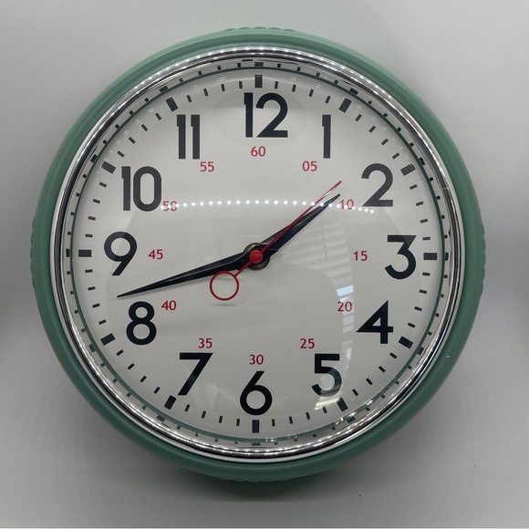 Vintage Green Plastic Analog Wall Clock - Picture 1 of 11